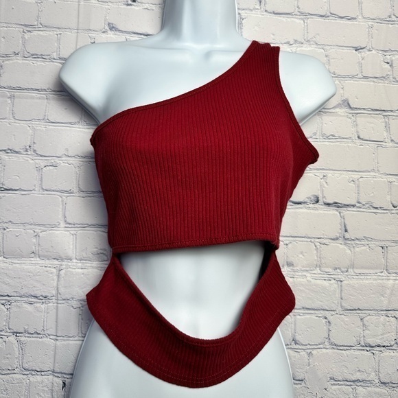 Tops - Cute red one shoulder crop top